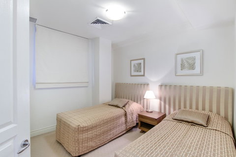 MacArthur Chambers - Food Delivery Shop 10