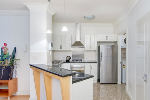 MacArthur Chambers - Food Delivery Shop 20