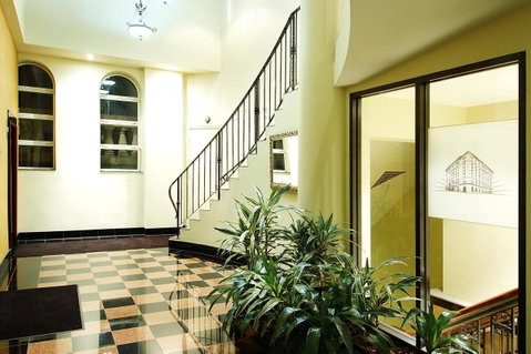 MacArthur Chambers - Food Delivery Shop 18