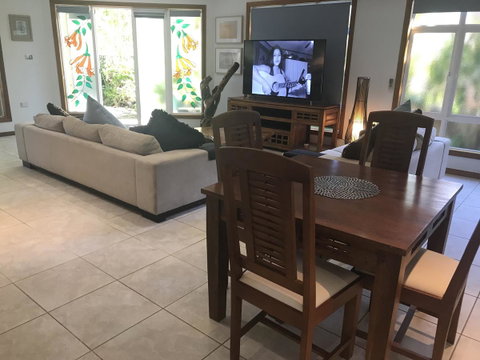 Taj On Byrnes - Private Luxury Apartment Mareeba - Food Delivery Shop 6
