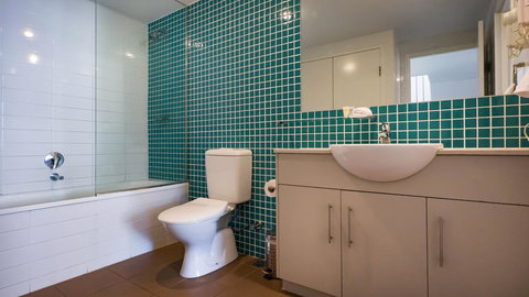 Swell Resort Burleigh Heads - Food Delivery Shop 6