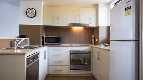 Swell Resort Burleigh Heads - Food Delivery Shop 7