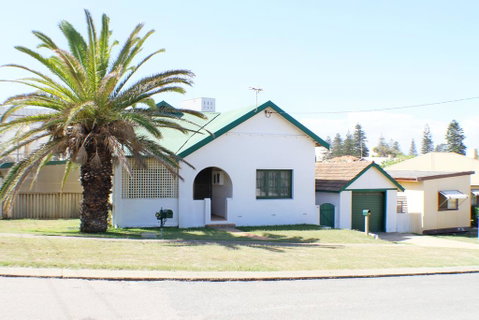 West End Retreat - Food Delivery Shop 2