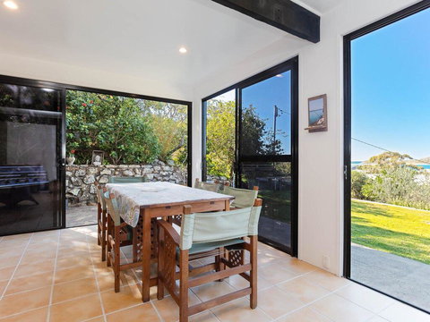 Whale Tales' 78 Lentara Street - FANTASTIC WATER VIEWS OVER FINGAL BEACH - Food Delivery Shop 2