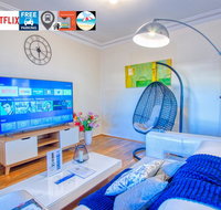 Wollongong station holiday house with Wi-Fi75 Inch TV NetflixParkingBeach - Food Delivery Shop