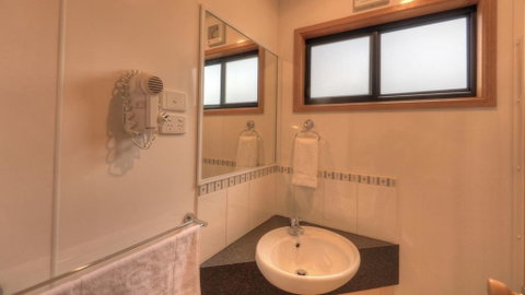 Yea Riverside Caravan Park - Food Delivery Shop 3