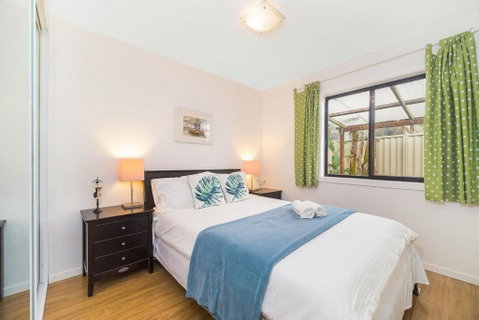 3 Bedrooms Holiday Home Near Sydney Airport - Food Delivery Shop 4