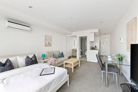 A Chic Studio Only A 4-min Walk To Victoria Market - Food Delivery Shop 1