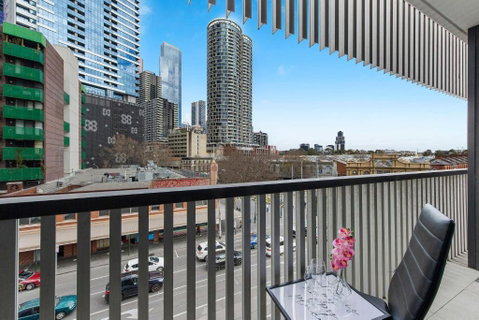 A Chic Studio Only A 4-min Walk To Victoria Market - Food Delivery Shop 4