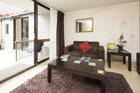 Burleigh Palms Holiday Apartments - Food Delivery Shop 33