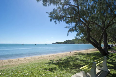 Maggies Beachfront Apartment 6 - Food Delivery Shop 4