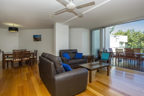 Maggies Beachfront Apartment 8 - Food Delivery Shop 2