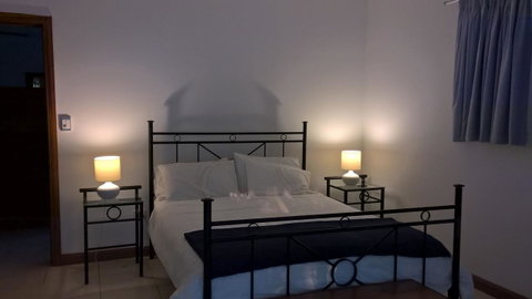 Magnetic Island Bed And Breakfast - Food Delivery Shop 11