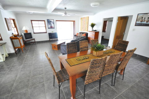 Island Adventure Holiday House - Food Delivery Shop 7