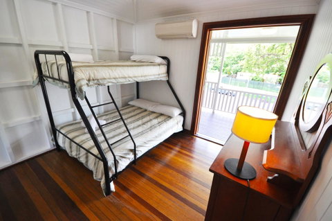 Island Adventure Holiday House - Food Delivery Shop 14