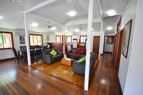 Island Adventure Holiday House - Food Delivery Shop 5