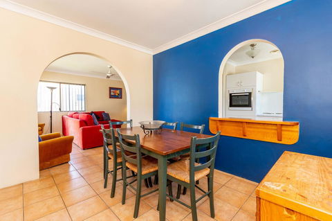 Fantastic Views From This Top Floor Unit! - Food Delivery Shop 2