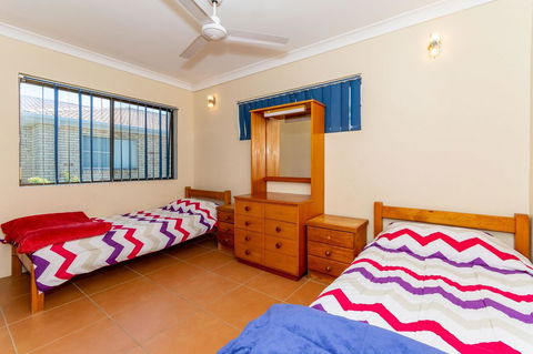 Fantastic Views From This Top Floor Unit! - Food Delivery Shop 5