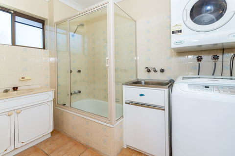 Fantastic Views From This Top Floor Unit! - Food Delivery Shop 3