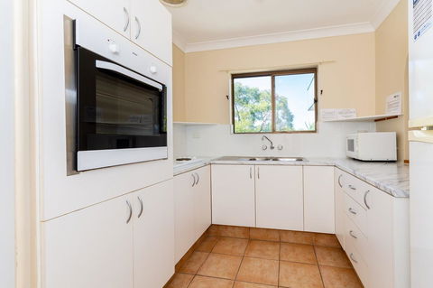 Fantastic Views From This Top Floor Unit! - Food Delivery Shop 13