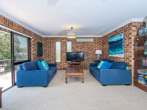 'COLUMBIA VIEWS', 2/9 COLUMBIA CLOSE - AIRCON, WIFI, NETFLIX, VIEWS & BOAT PARKING - Food Delivery Shop 3