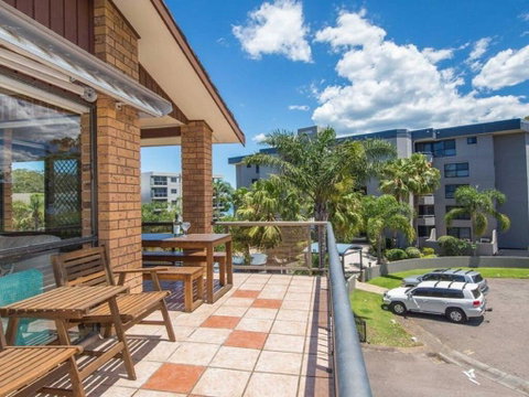 'COLUMBIA VIEWS', 2/9 COLUMBIA CLOSE - AIRCON, WIFI, NETFLIX, VIEWS & BOAT PARKING - Food Delivery Shop 1