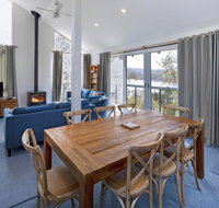 'Matilda' - Spacious  centrally located with great lake views - Food Delivery Shop