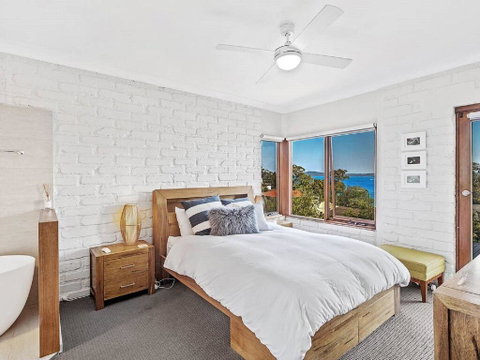 'Nunkeri', 5 Kerrie Close - Stunning House With Fabulous Views, Linen, WIFI & Air Conditioning - Food Delivery Shop 1