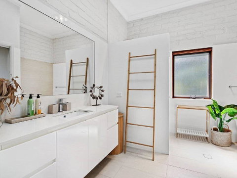 'Nunkeri', 5 Kerrie Close - Stunning House With Fabulous Views, Linen, WIFI & Air Conditioning - Food Delivery Shop 3