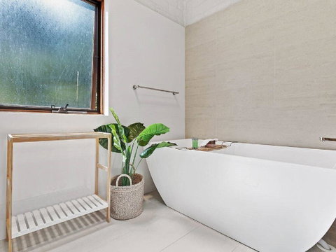 'Nunkeri', 5 Kerrie Close - Stunning House With Fabulous Views, Linen, WIFI & Air Conditioning - Food Delivery Shop 2