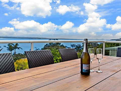 'The Bay', 25 Wallawa Rd - Huge Home With Aircon, Spectacular Views & Chromecast - Food Delivery Shop 1