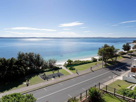 1 'Kiah', 53 Victoria Parade - Stunning Views, Wifi, Aircon, Just Across The Road To The Water - Food Delivery Shop 2