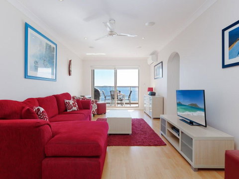 1 'Kiah', 53 Victoria Parade - Stunning Views, Wifi, Aircon, Just Across The Road To The Water - Food Delivery Shop 1
