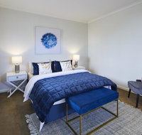 1 Bdrm Top Floor Apt With Sunroom - Food Delivery Shop