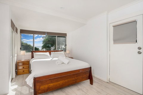 13 Brownell Drive Wategos Beach - Beach House - Food Delivery Shop 3