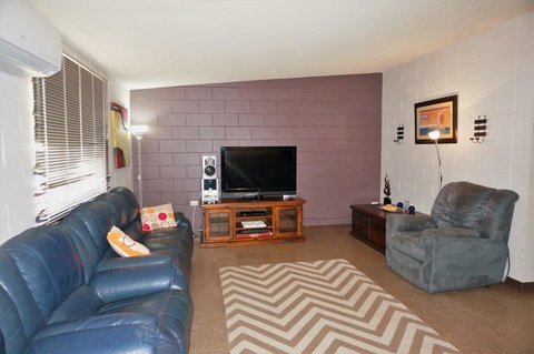 13 Grenadier Street - Shady Haven With A Large Outdoor Entertaining Area - Food Delivery Shop 3