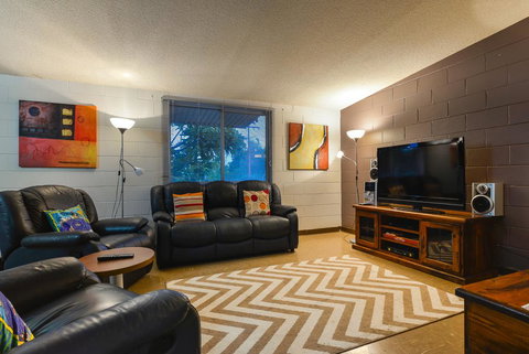 13 Grenadier Street - Shady Haven With A Large Outdoor Entertaining Area - Food Delivery Shop 2