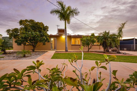 13 Grenadier Street - Shady Haven With A Large Outdoor Entertaining Area - Food Delivery Shop 0