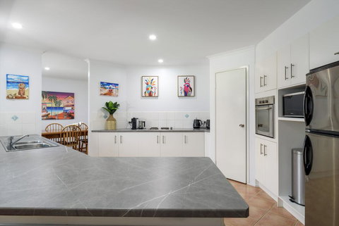 13 Orania Court, Rainbow Shores - Pool, Sleeps 8, Air Conditioning, Fire Pit - Food Delivery Shop 3