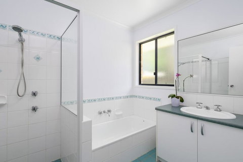 13 Orania Court, Rainbow Shores - Pool, Sleeps 8, Air Conditioning, Fire Pit - Food Delivery Shop 1