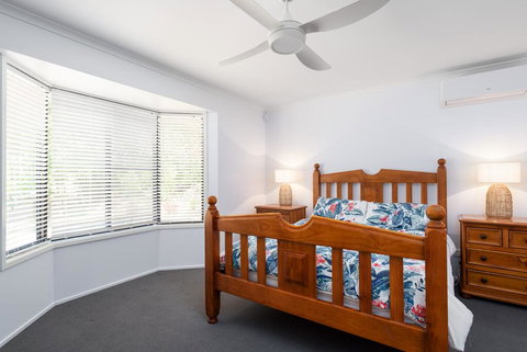 13 Orania Court, Rainbow Shores - Pool, Sleeps 8, Air Conditioning, Fire Pit - Food Delivery Shop 2