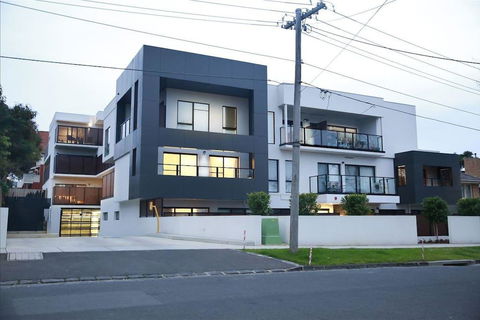 136, Light-filled Homely Box Hill Apt, 2Bed2BathFreeParking - Food Delivery Shop 0
