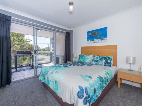 18 'Shoal Bay Beach Apartments' - Fantastic Air Conditioned Unit With A Pool & Lift - Food Delivery Shop 2
