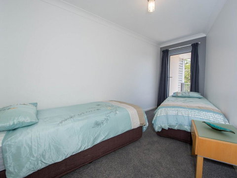 18 'Shoal Bay Beach Apartments' - Fantastic Air Conditioned Unit With A Pool & Lift - Food Delivery Shop 1