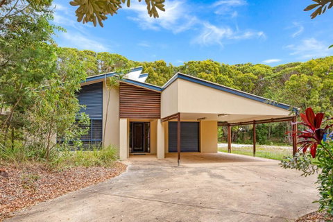 18 Naiad Court - Rainbow Shores, Modern Beach House, Walk To Beach - Food Delivery Shop 0