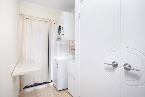 18 Naiad Court - Rainbow Shores, Modern Beach House, Walk To Beach - Food Delivery Shop 1