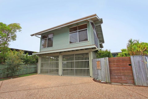 18 Northbeach Place, Mudjimba Beach - Pet Friendly, Linen Included, WIFI - Food Delivery Shop 0