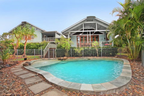 18 Northbeach Place, Mudjimba Beach - Pet Friendly, Linen Included, WIFI - Food Delivery Shop 1