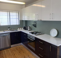 2 Bed Bar Beach Apartment - stroll to beach  cafes supermarket apartment 6 - Food Delivery Shop