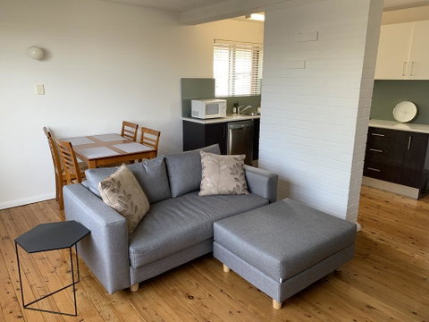 2 Bed Bar Beach Apartment - Stroll To Beach & Cafes, Supermarket Apartment 6 - Food Delivery Shop 1